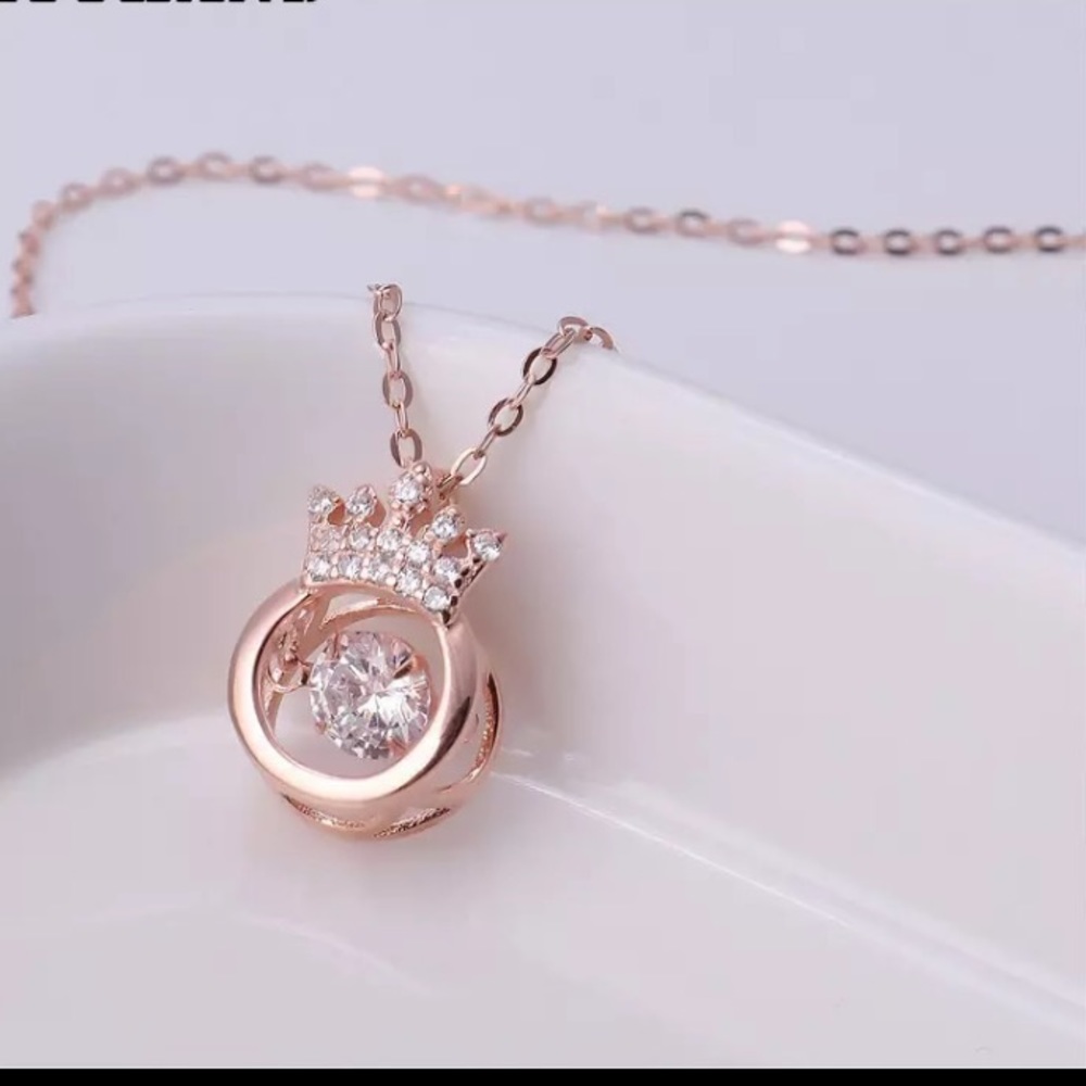 ❤️ABSOLUTELY BEAUTIFUL🌹ROSE GOLD CROWN NECKLACE WITH A SPINNING CRYSTAL❤️